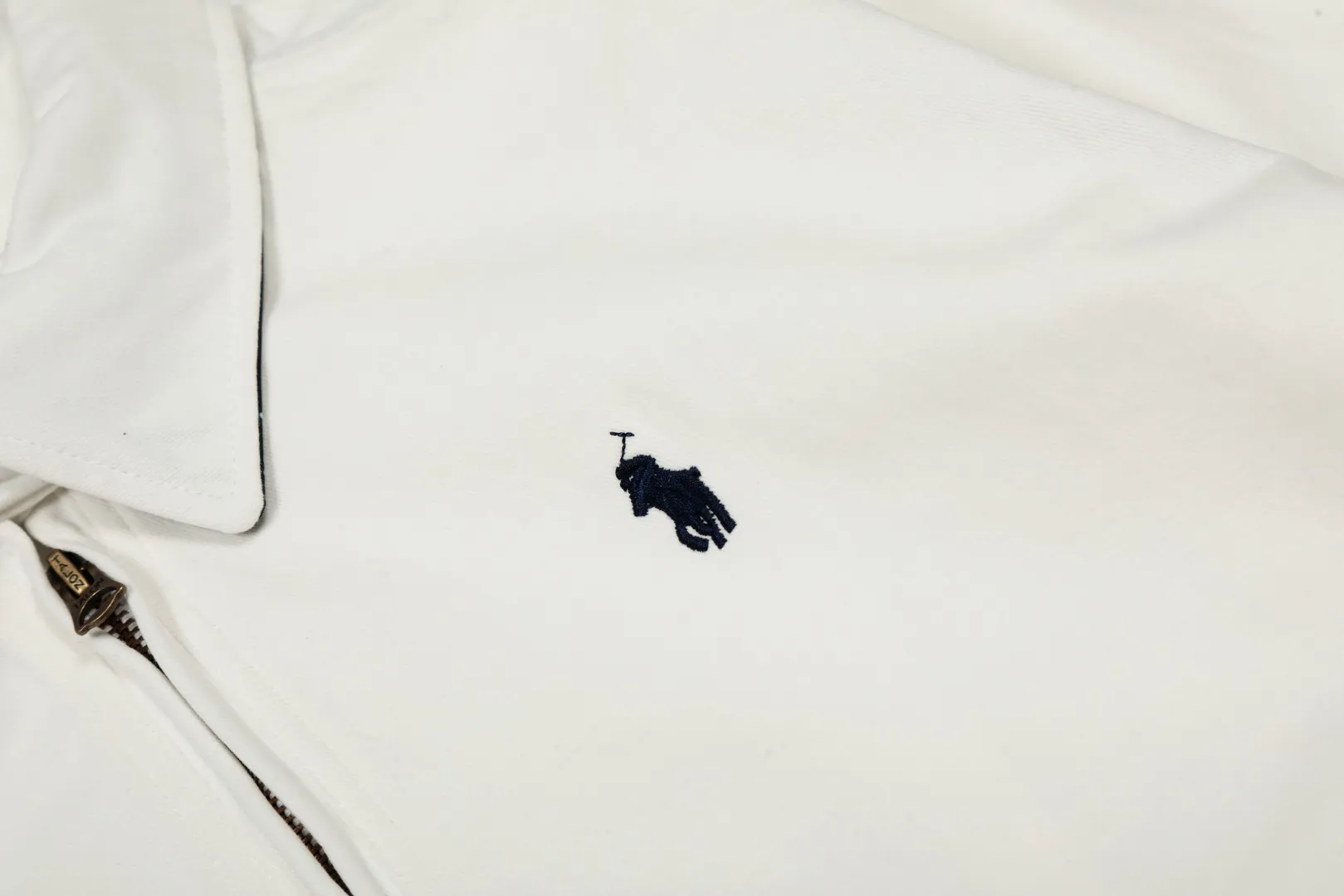 P300 top quality" Style number: 8101# (not off the shelves all year round) [Ralph Lauren/Ralph Lauren old cadre pony embroidered armband POLO jacket] ✅Ralph Lauren Ralph Lauren classic basic American retro old cadre goddess style jacket ✅Pure cotton high-gram heavy wash, soft, comfortable and tangible, upright and textured ✅Customized Vintage bronze double-open zipper head to restore the same quality as the cabinet version ✅This style: White/khaki color. There are waist patterns inside the threads of the collar and cuffs. Please note~ ✅Retro versatile jacket. The upper body is very flattering. Versatile model YYDS~ ✅Versatile for daily wear and work wear. ✅The upper body is simple and easy to wear. A must-have for goddess ootd. Good-looking clothes are never too picky. A must-have in the goddess' wardrobe. Size: S-XL. Color: White, yellow, red, navy, khaki, pink, light blue, olive green.